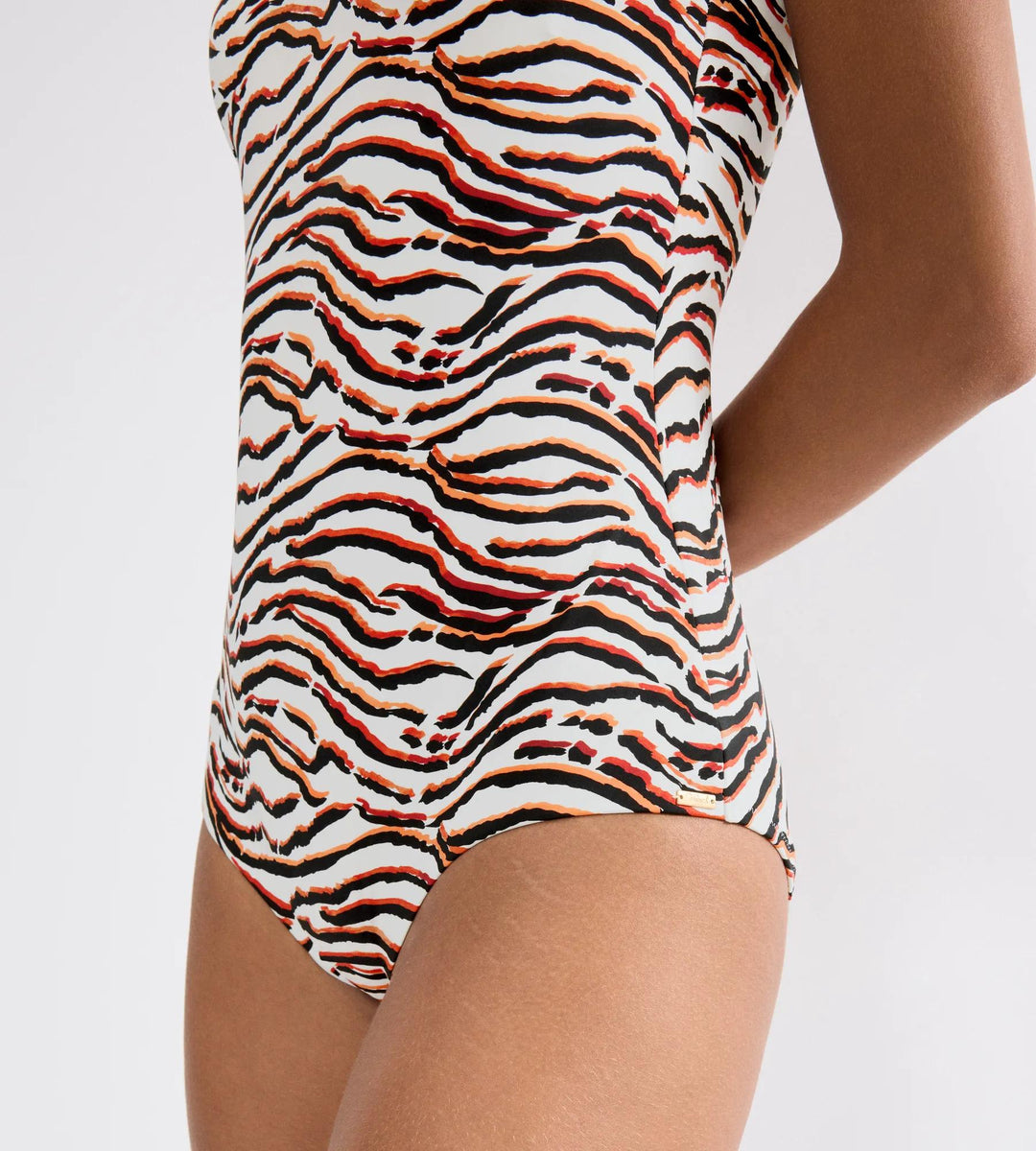 #culoare_m016-white-dark-combination